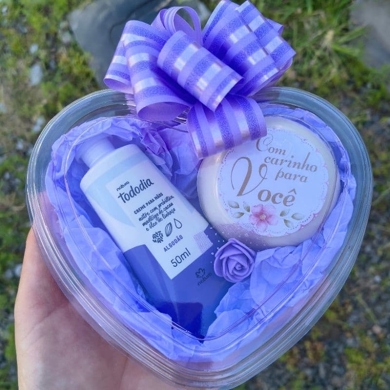 Kit Presente/Lembrancinha Natura Creme para Mãos e Sabonete Tododia no Coração de Acetato